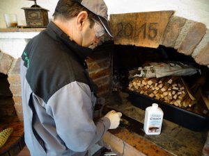 čiščenje madežev saj in dima na kaminu