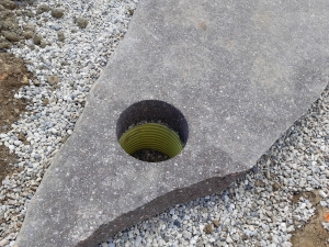 izrez v vrtnih porfido kamnih