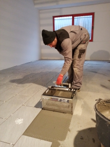 nanašanje lepila za keramiko